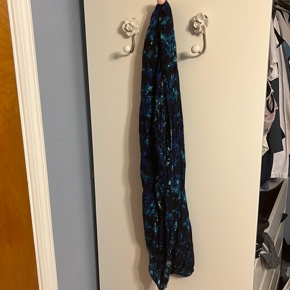 Scarf - Picture 1 of 3